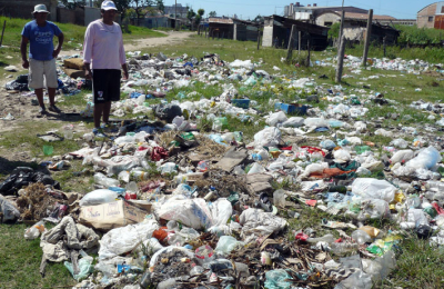 Dura vida en el asentamiento Berta Cáceres: 80 familias entre la basura y líquidos cloacales