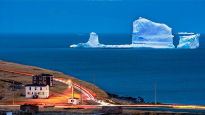 Un iceberg de grandes dimensiones se acercó a una isla en Canadá