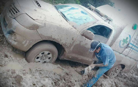 Ambulancia barro.jpg