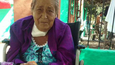 Denuncian que no arregla su vereda e impide a una vecina salir a dializarse