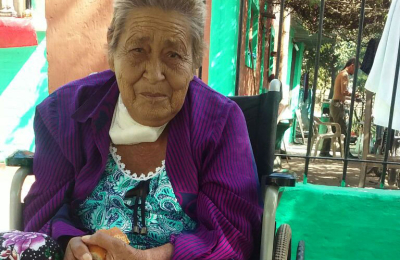 Denuncian que no arregla su vereda e impide a una vecina salir a dializarse