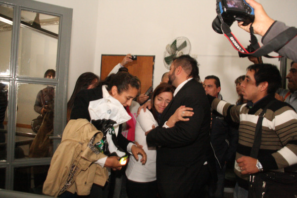 Luciana se abraza con su abogado, Pablo Vianello. Foto: Fabián Maldonado.