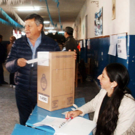54 Peppo votando.JPG