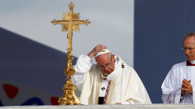 Huyan de la ‘venganza‘, clama el papa desde una Colombia en vías de paz