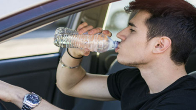 Riesgos y mitos de la botella de agua en el auto