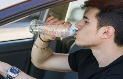 Riesgos y mitos de la botella de agua en el auto
