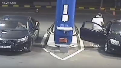 No quiso apagar su cigarrillo en una estación de servicio y recibió la lección de su vida