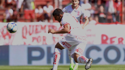 Con un “Wanchope” intratable, Huracán goleó al Lanús “muletto” y quedó a cuatro del líder Boca