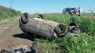 Milagro en ruta 16: esquivó a un perro y luego de un tremendo vuelco terminó en un canal