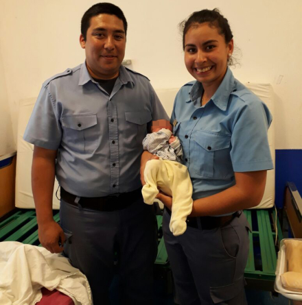 policias bebe.jpg