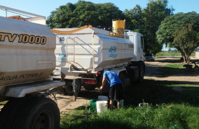 Por la crisis el gobierno lleva agua a unos 75.000 habitantes en toda la provincia