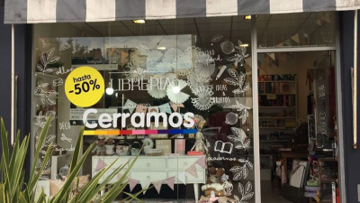 Por cierre definitivo una librería responsabiliza al gobierno de manera original