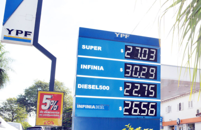 Llenar el tanque con nafta premium cuesta en  el Chaco 1515 pesos y en Buenos Aires 1366 