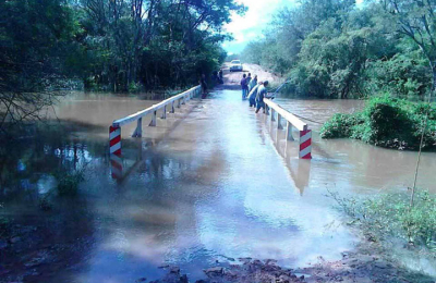 Cruzaron un puente cubierto de agua para que una escuela tenga internet