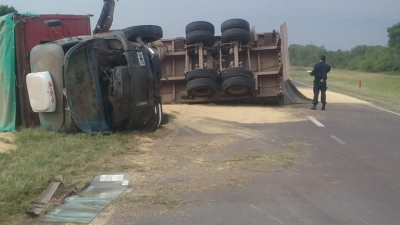 Perdió una rueda de su camión, volcó y provocó lesiones a otro camionero