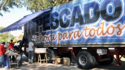 El camión de pescado argentino llegó a Resistencia y luego se traslada al interior provincial