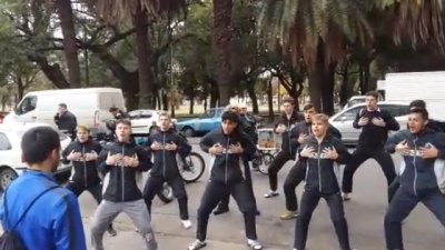 Se hizo viral: el “haka” en agradecimiento a un charatense