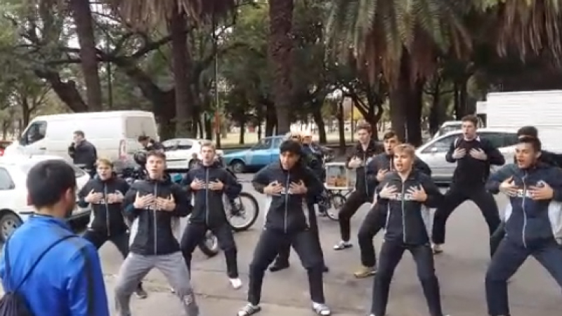 Se hizo viral: el “haka” en agradecimiento a un charatense
