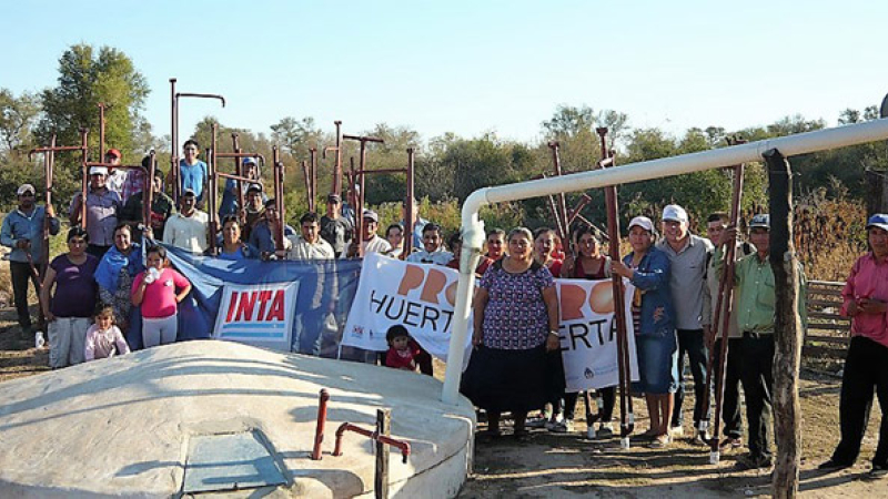 Pequeños productores construyen bombas manuales para extraer agua