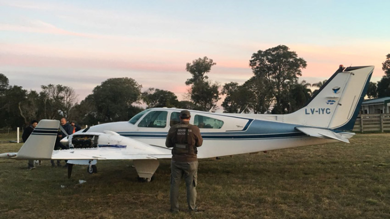 Falla en un motor de una avioneta obligó a aterrizaje de emergencia en un campo privado