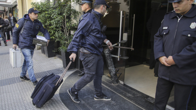 Mas de una docena de detenidos y otros casi veinte citados, entre ellos Cristina Kirchner, por coimas en obra pública