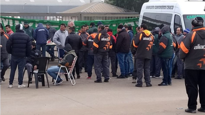Despidos en Resistencia: Camioneros mantiene la protesta mientras se negocia el acuerdo