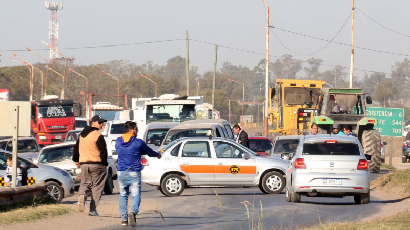 Remiseros y taxistas levantaron el corte en la rotonda de acceso Norte