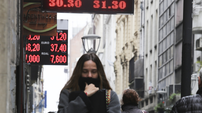 Dólar: terminó la semana con una suba record de 40 centavos en un día