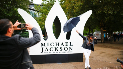 Seguidores londinenses rinden tributo al fallecido Michael Jackson a 60 años de su nacimiento