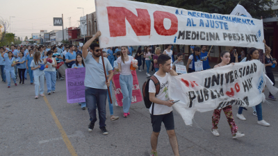 Docentes y Alumnos de UNCAUS marcharon en defensa de la Universidad pública y gratuita