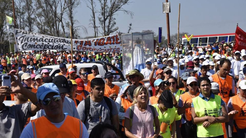 Miles de jóvenes de todo el NEA caminan a Itatí en una tórrida jornada