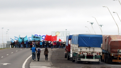 Manifestación y corte en el puente Chaco-Corrientes