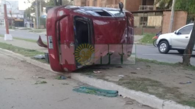 Quiso esquivar una moto y terminó volcando con su automóvil