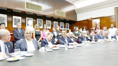 Los gobernadores piden conocer la letra chica del acuerdo con el FMI antes de votar