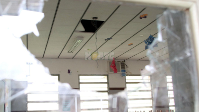 Docentes y padres organizan una venta de pollos para arreglar una escuela asediada por los robos