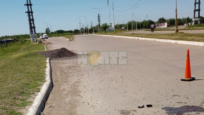 Un montículo de piedras sobre una avenida ocasionó grave accidente