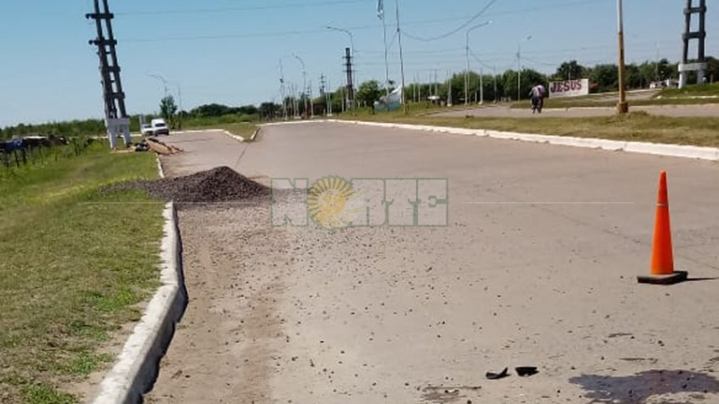 Un montículo de piedras sobre una avenida ocasionó grave accidente