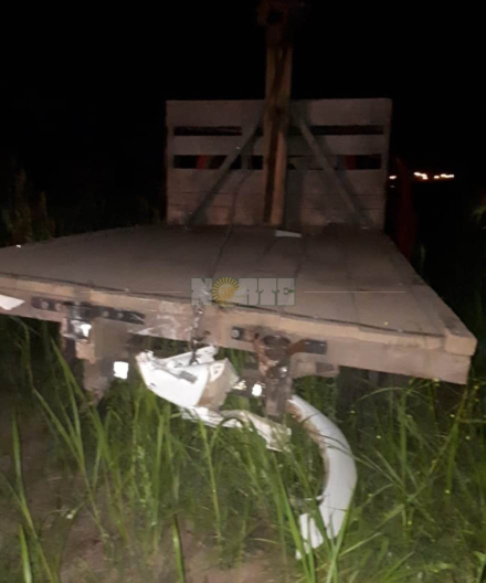 58camioneta sin luces parte trasera.jpeg