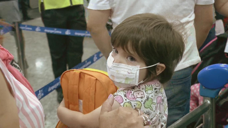 Chaqueñas varadas en Aeroparque: "Mi hija salió de quimioterapia y tenemos que viajar"