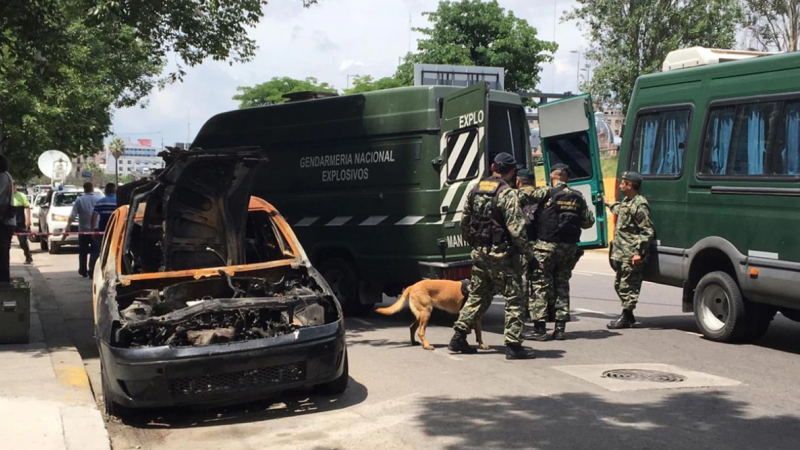 Encontraron ocho bombas molotov dentro de un taxi quemado a dos cuadras de la marcha contra el G20