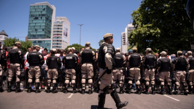 Insólito: viajan policías y gendarmes por la final