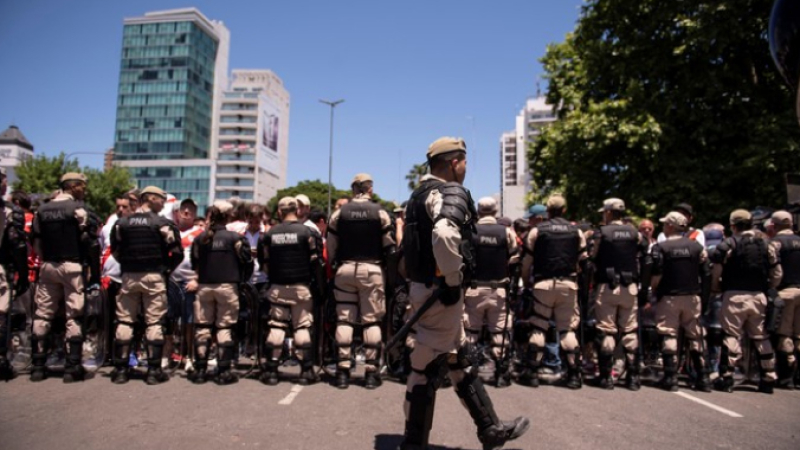 Insólito: viajan policías y gendarmes por la final
