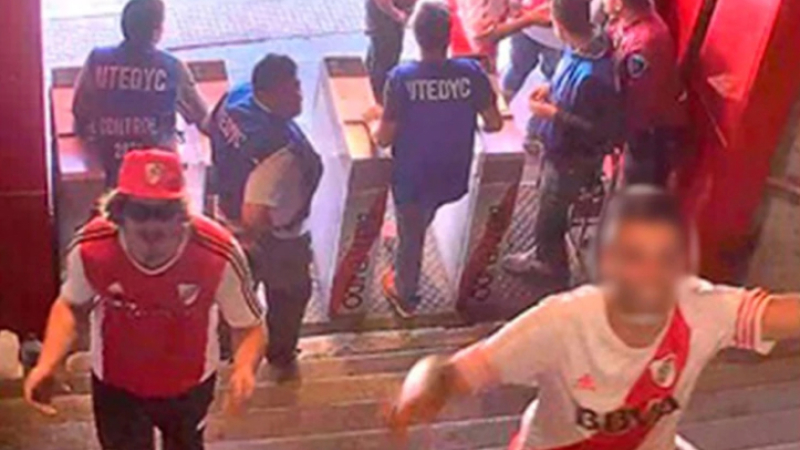 Detuvieron a uno de los acusados de apedrear el micro de Boca
