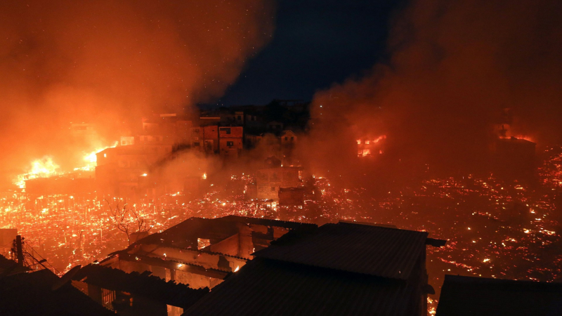 Devastador incendio acaba con un barrio en Manaos, Brasil
