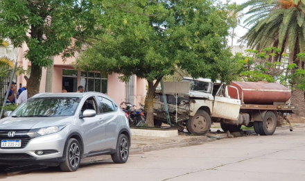 CAMION VIEJO A LA CLINICA.JPG