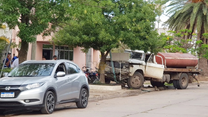 Pudo ser tragedia: un camión perdió el control y se subió a la vereda