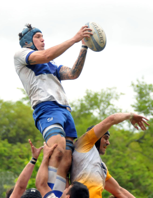 El dominio del jugador en un line out. Cancha de Sixty. 13-10-2018. Jorge Punky Flores