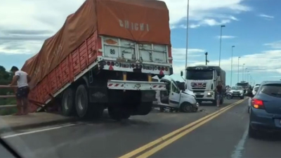 Demoras en el puente por choque y vuelco de un camión