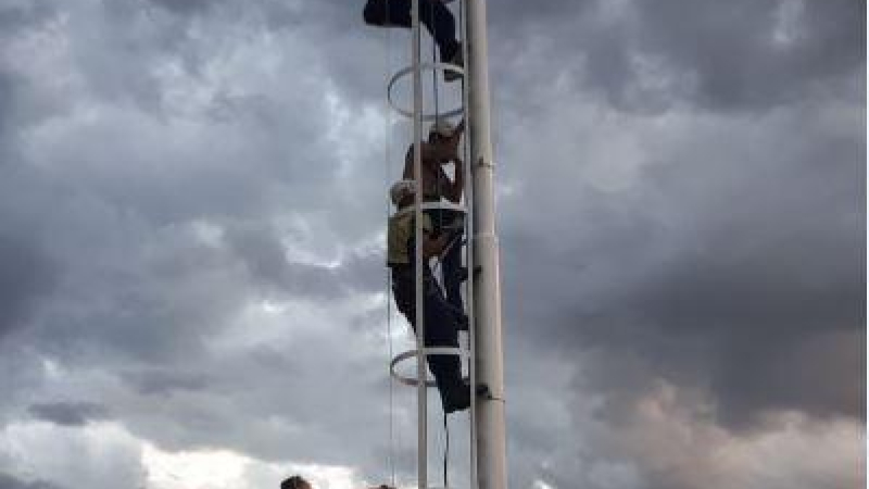Dramático rescate de un joven subido a una torre de alumbrado