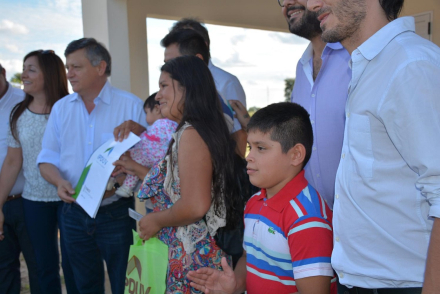 entrega de vivienda en santa sylvina.jpg